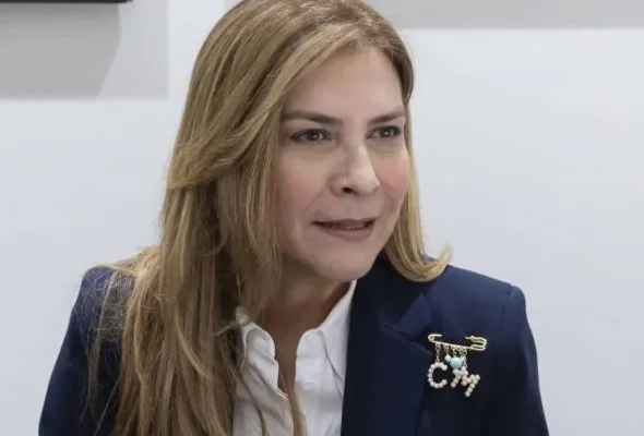 Carolina Mejía deja entrever que Alofoke le está comiendo los caramelos; dice las encuestas son fotografías del momento