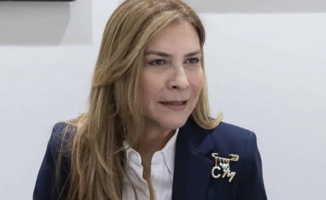 Carolina Mejía deja entrever que Alofoke le está comiendo los caramelos; dice las encuestas son fotografías del momento