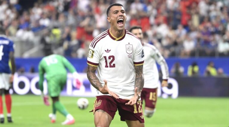 España supera a Francia 2-0 y pasa al final