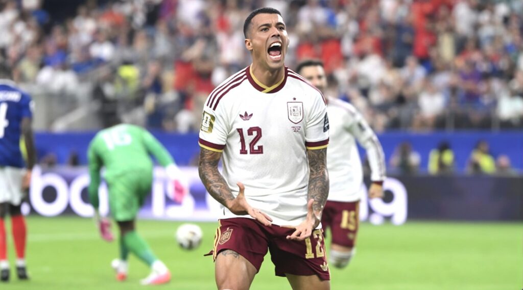 España supera a Francia 2-0 y pasa al final