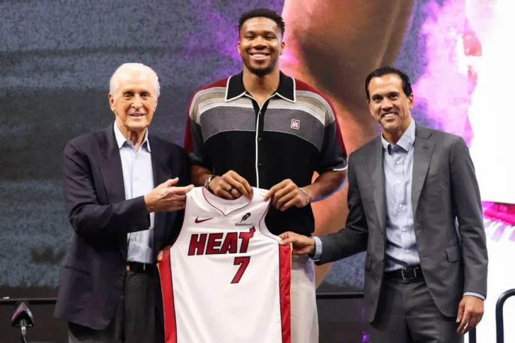 Heat presenta oficialmente a Giannis Antetokounmpo y alimenta la ilusión de sumar a LeBron James
