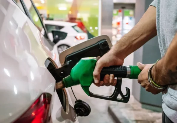 Gobierno congela precios de los principales combustibles