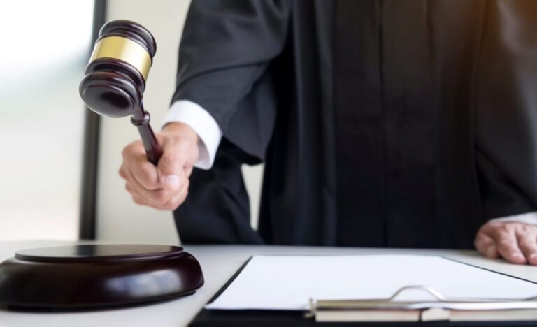 Tribunal de Santiago impone 20 años de cárcel a mujer por violencia extrema contra sus hijos