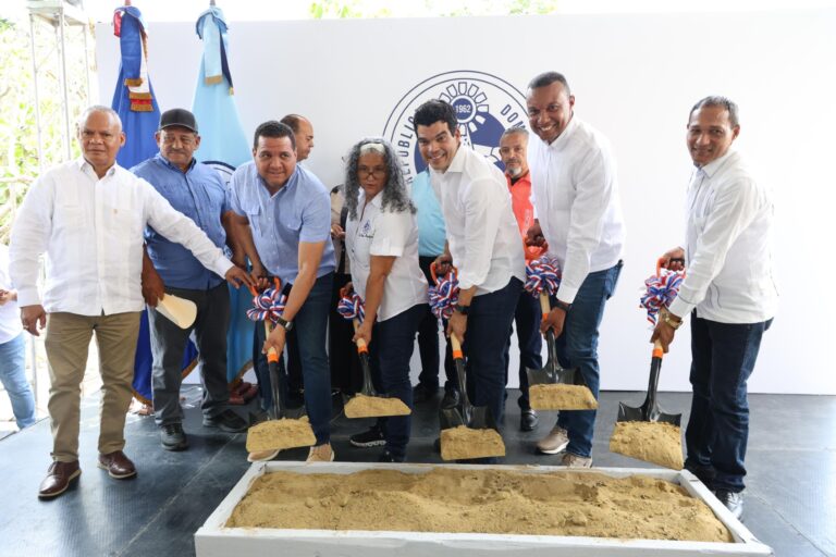 Wellington Arnaud inicia segunda etapa acueducto múltiple Sabana Iglesia, provincia Santiago
