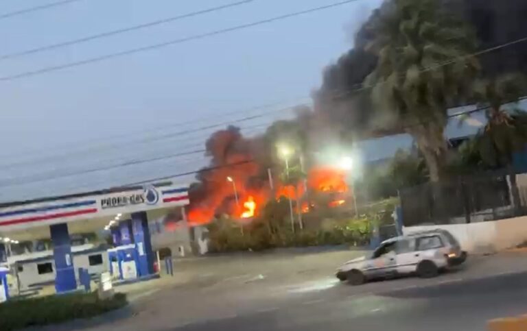 Incendio afecta desde temprano parque industrial de Navarrete