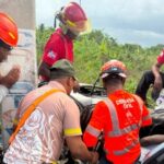 Rescatan con vida hombre atrapado en su vehículo tras accidente de tránsito en SPM