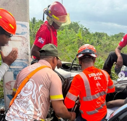 Rescatan con vida hombre atrapado en su vehículo tras accidente de tránsito en SPM