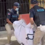 Policía investiga muerte de madre e hijo encontrados en estado de descomposición en apartamento