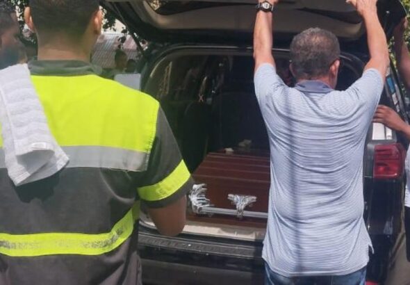Hombre habría muerto tras ser golpeado mientras estaba bajo custodia de la Policía en San Cristóbal