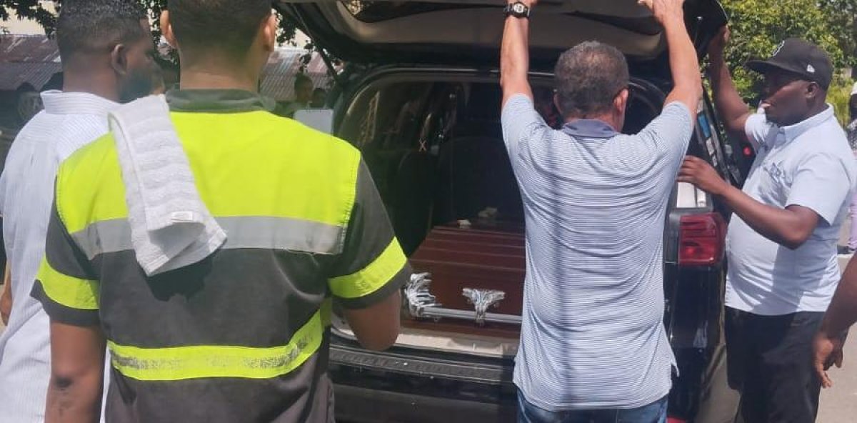 Hombre habría muerto tras ser golpeado mientras estaba bajo custodia de la Policía en San Cristóbal