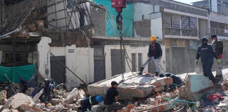 Sube 240 cifra muertes por sismo en Colombia