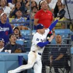 Freeman sufre aparatosa caída en dugout rival y abandona el juego tras revisión médica