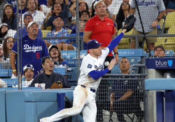 Freeman sufre aparatosa caída en dugout rival y abandona el juego tras revisión médica