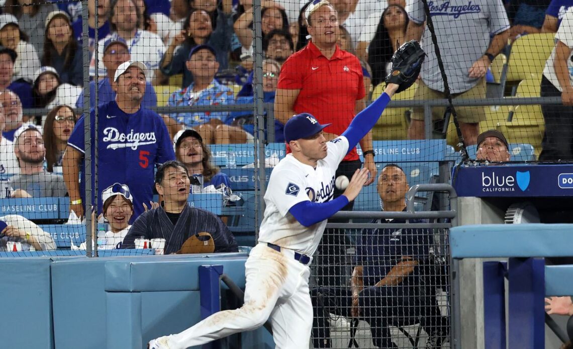 Freeman sufre aparatosa caída en dugout rival y abandona el juego tras revisión médica
