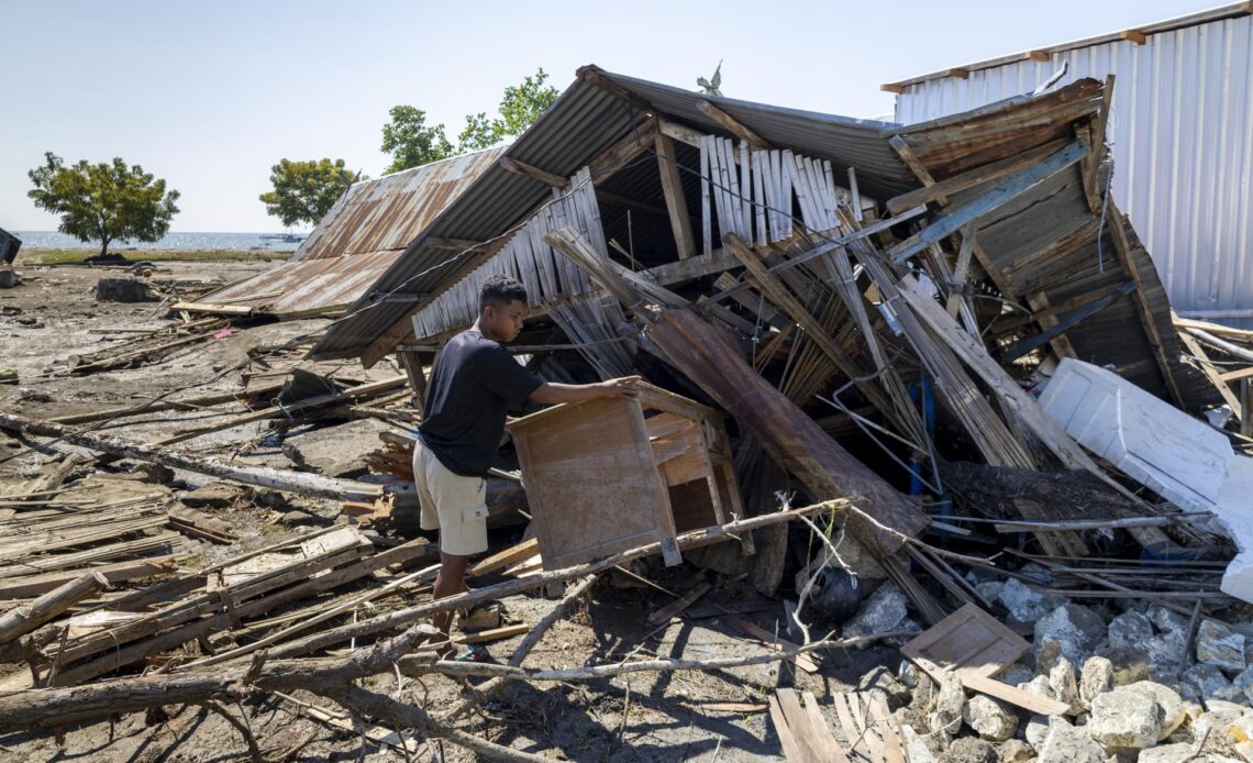 Indonesia ya suma 70 muertos y 22 mil evacuados por terremoto