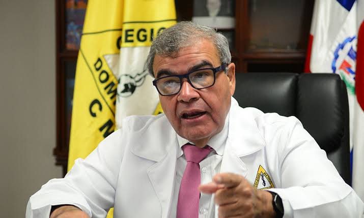 Senén Caba denuncia desempleo masivo entre médicos dominicanos: en "orfandad absoluta"