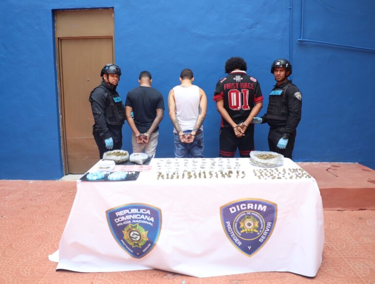 DICRIM apresa a tres antisociales en Villas Agrícolas con presuntas drogas, dinero y un vehículo