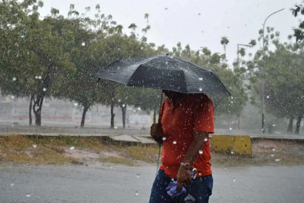 Chubascos vespertinos y temperaturas calurosas dominarán el clima este martes