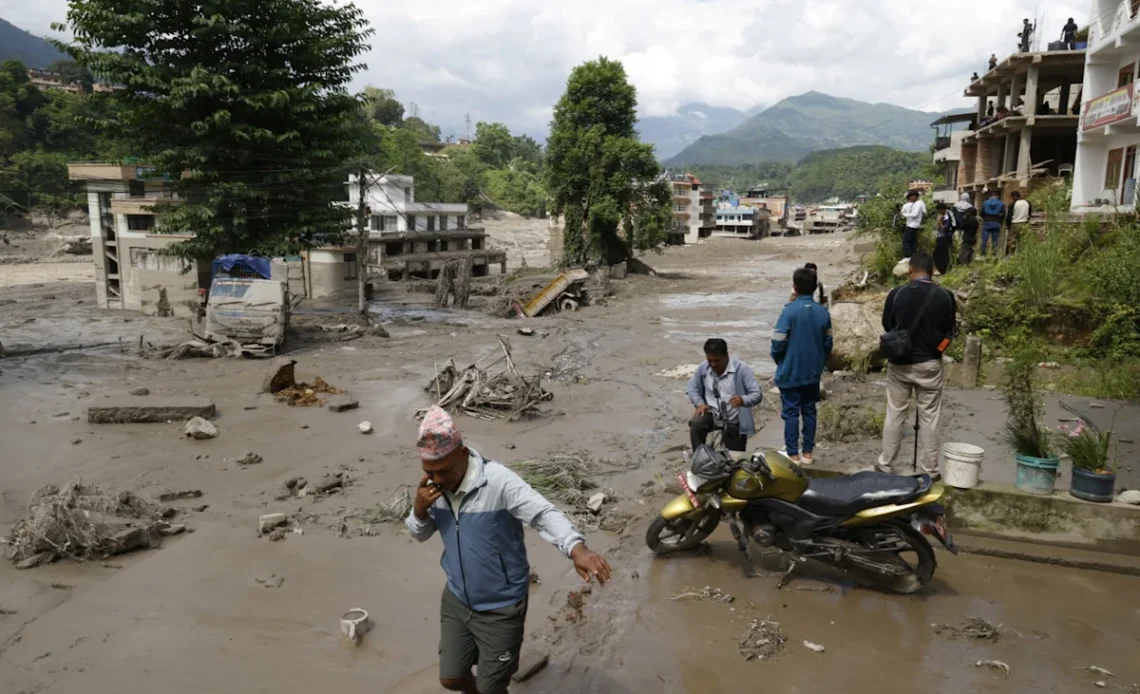 Aumentan a 903 los muertos y a 4.247 los desaparecidos por violenta riada en Nepal