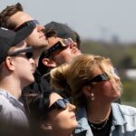 España tendrá este miércoles eclipse total, se agotan en tiendas lentes para observarlo