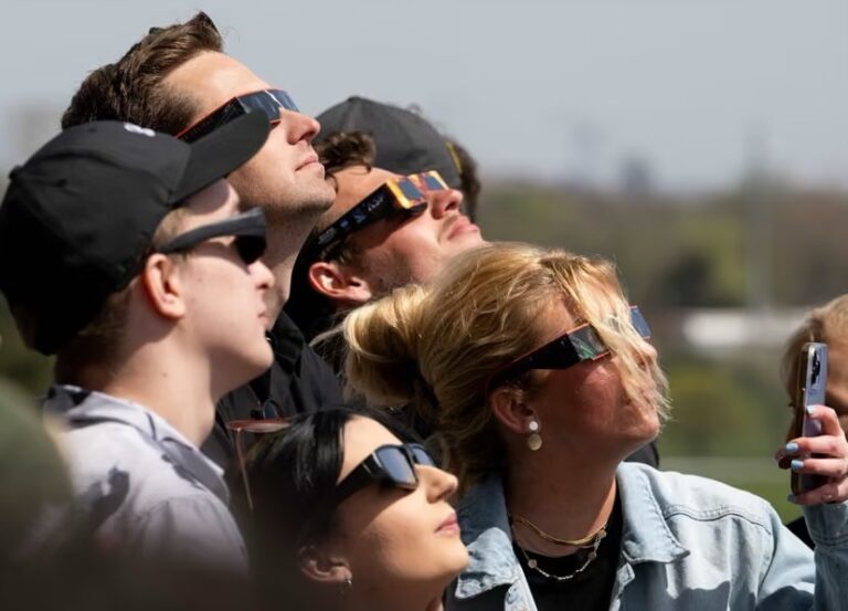 España tendrá este miércoles eclipse total, se agotan en tiendas lentes para observarlo