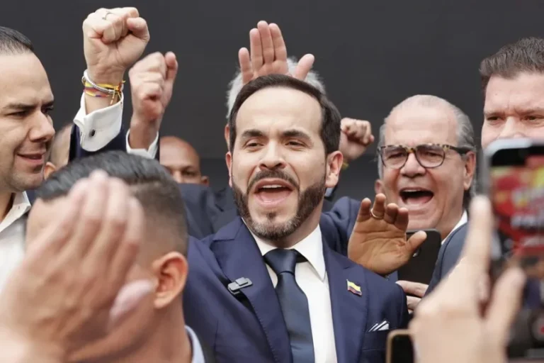 De la Espriella asume presidencia de Colombia con fuerte desafío fiscal y mejoras en empleo y pobreza