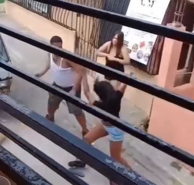 Captan a hombre mientras presuntamente agrede a una mujer en plena vía pública en Simón Bolívar
