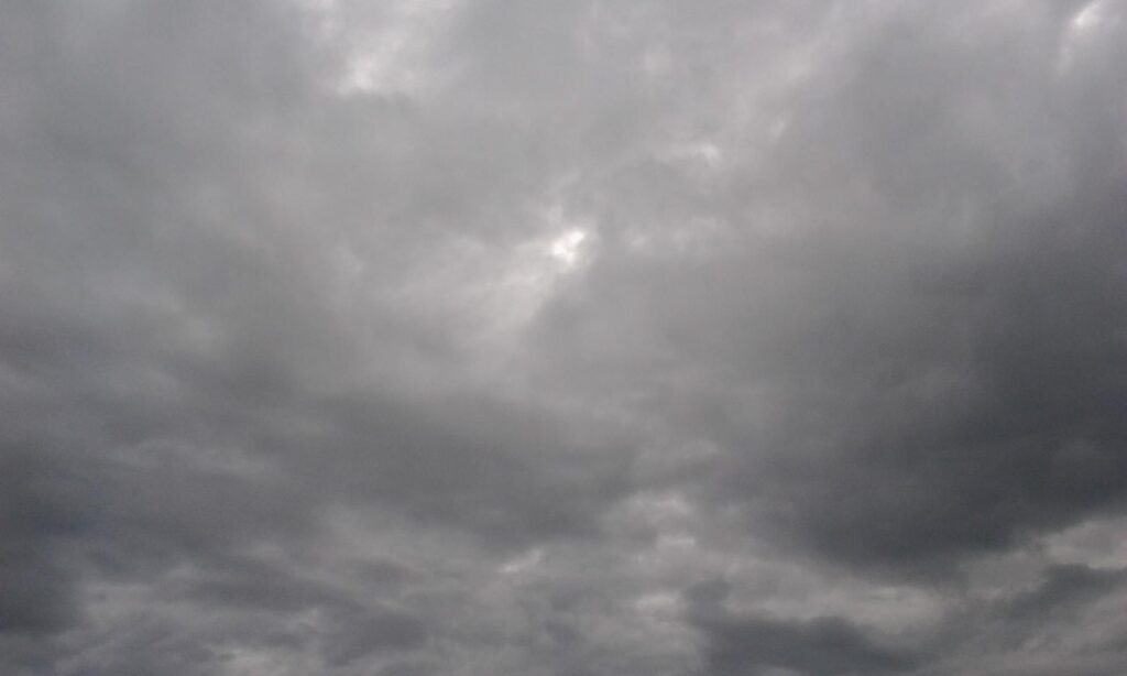 ¡Saque el paraguas! Indomet pronostica aguaceros, tronadas y ráfagas de viento este lunes