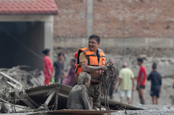Nepal confirma 332 muertos y 1,500 desparecidos por riada