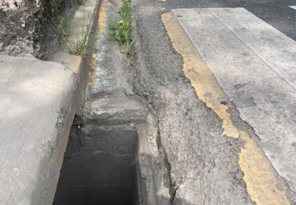 Alcantarillas sin tapas ponen en riego la vida de transeúntes en la avenida España