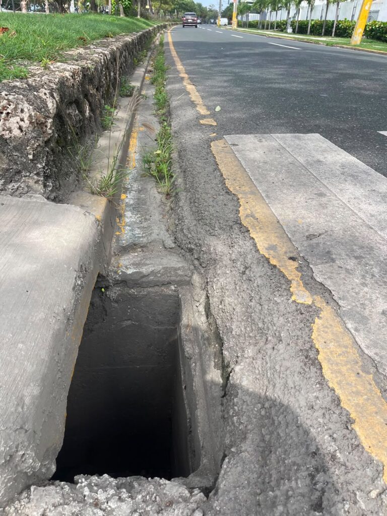 Alcantarillas sin tapas ponen en riego la vida de transeúntes en la avenida España
