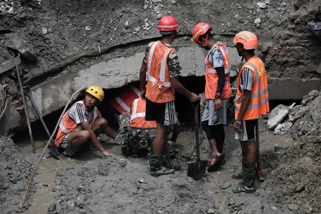 A nueve días de las inundaciones, rescatan dos personas de túneles de una central hidroeléctrica en Nepal