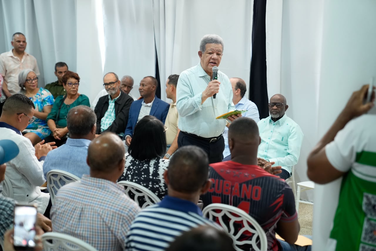 Leonel Fernández emplaza a funcionarios por crisis eléctrica: “Ustedes no están para quejarse, están para resolver”