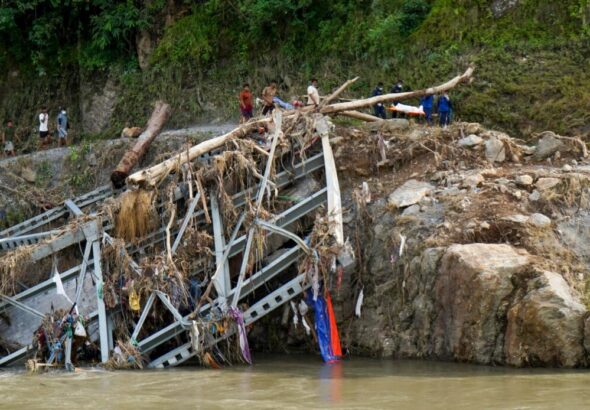 Nepal y China cifran en mil los muertos en la riada mientras buscan miles de desaparecidos