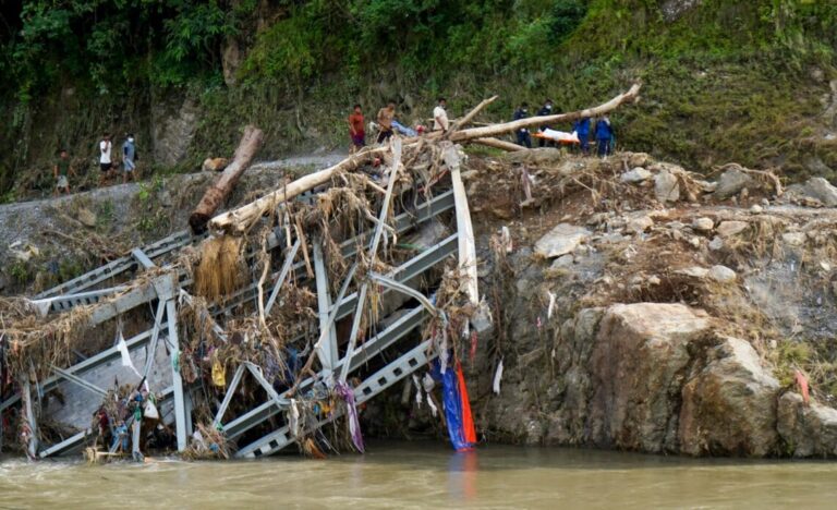 Nepal y China cifran en mil los muertos en la riada mientras buscan miles de desaparecidos