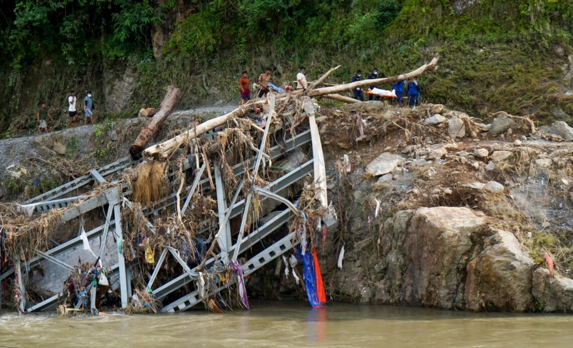 Nepal y China cifran en mil los muertos en la riada mientras buscan miles de desaparecidos
