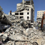 Al menos 20 muertos y 60 desaparecidos en el derrumbe de un edificio en Gaza bombardeado