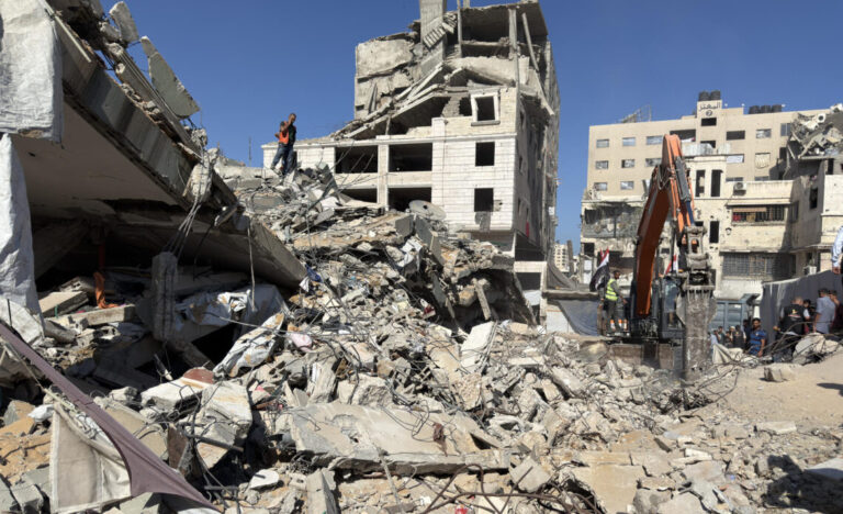 Al menos 20 muertos y 60 desaparecidos en el derrumbe de un edificio en Gaza bombardeado