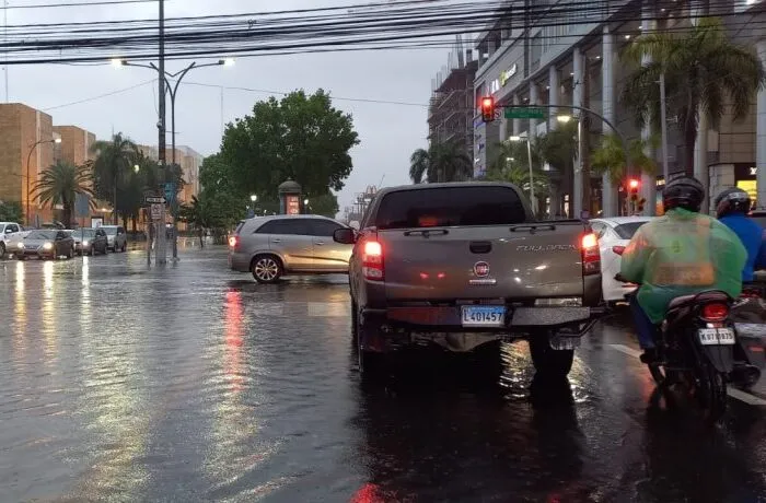 Aguaceros y calor se esperan este lunes en varias localidades