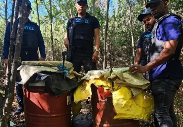 Autoridades desmantelan laboratorio clandestino con más de 10 mil litros de sustancias en Azua