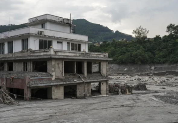 Nepal eleva a 1.295 los muertos por las riadas tras rescatar a dos hombres con vida