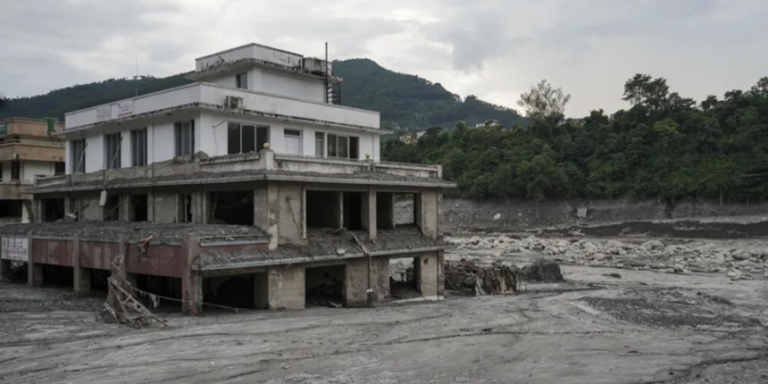 Nepal eleva a 1.295 los muertos por las riadas tras rescatar a dos hombres con vida