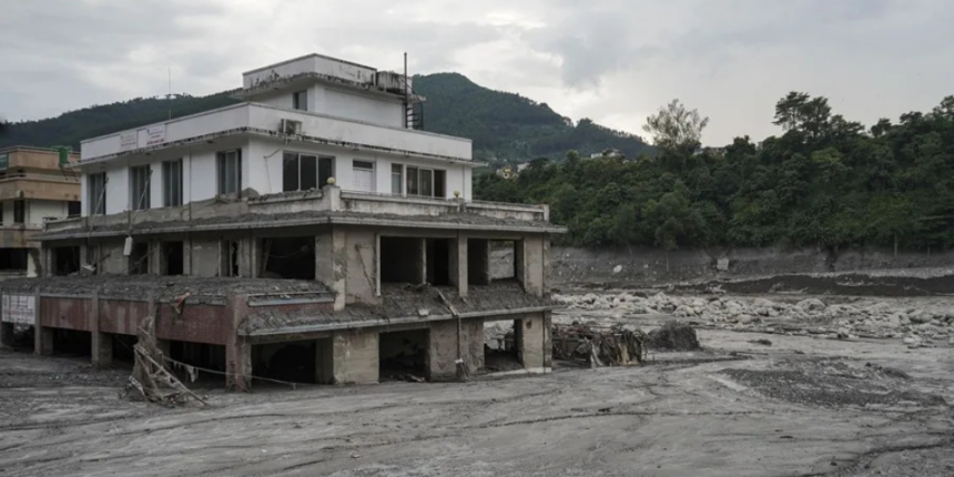 Nepal eleva a 1.295 los muertos por las riadas tras rescatar a dos hombres con vida