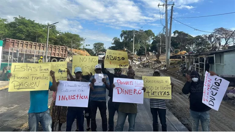 Familias trancan el “Transfer” de Cancino Adentro: reclaman pago por sus terrenos