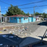 Huelga en Bonao entra en su segundo día entre calles llenas de escombros y docencia suspendida