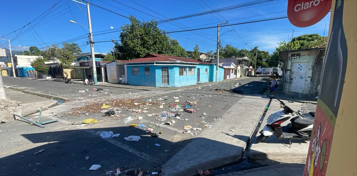 Huelga en Bonao entra en su segundo día entre calles llenas de escombros y docencia suspendida
