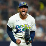 Freddy Peralta domina los bates de Cleveland y se empata la serie