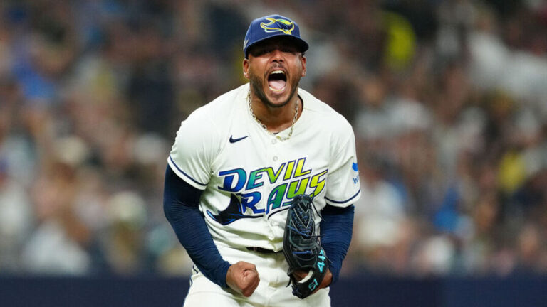 Freddy Peralta domina los bates de Cleveland y se empata la serie
