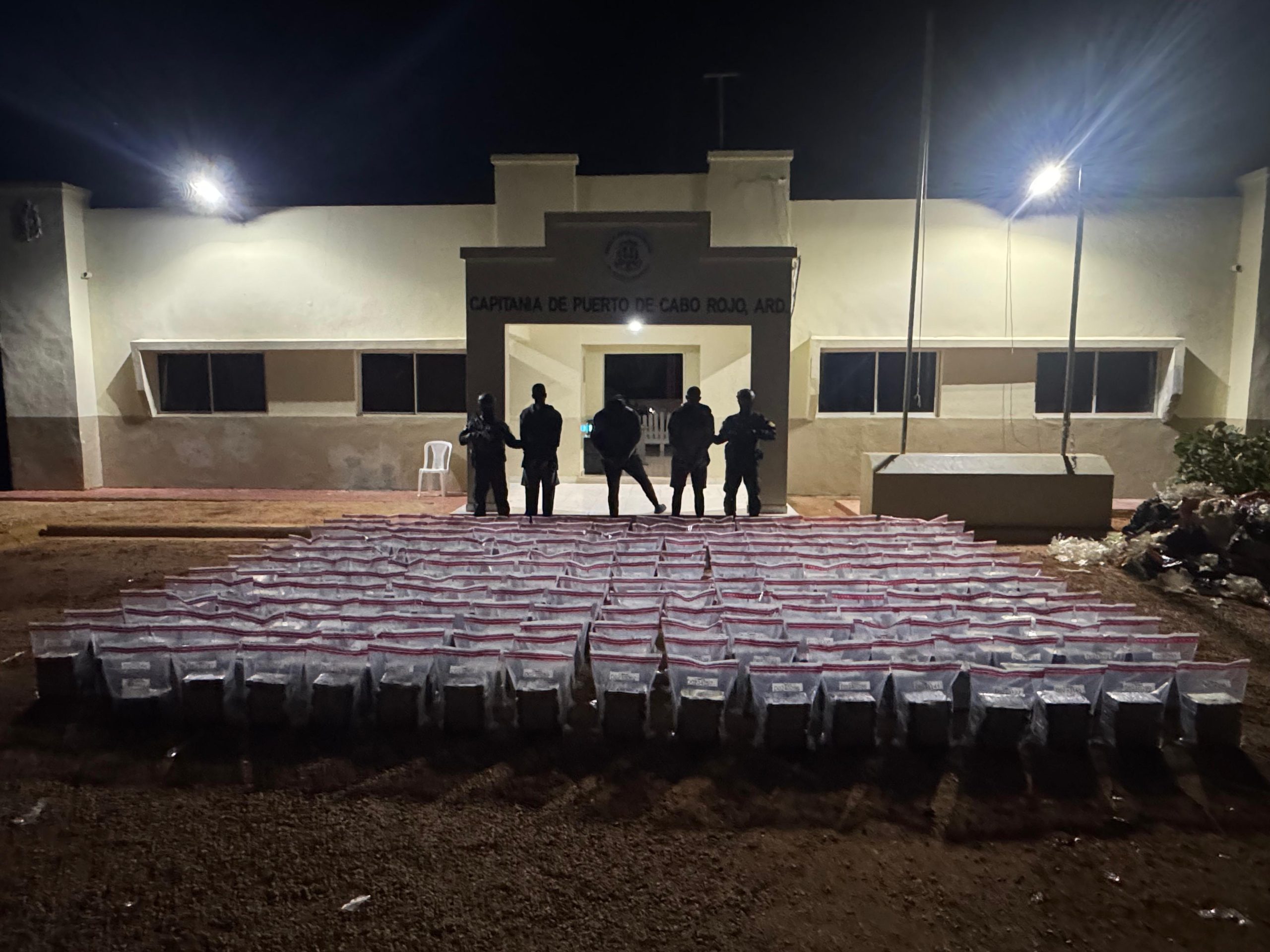Autoridades de RD y Comando Sur de EU confiscan más de una tonelada de cocaína en costas de Pedernales