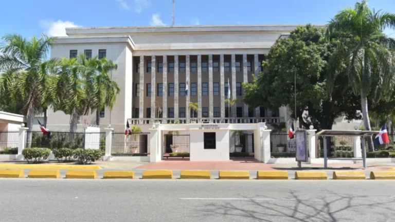 Educación autoriza suspender clases en centros escolares de zonas vulnerables por las lluvias
